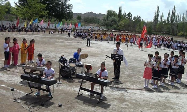 皇冠体育官方网光彩小学的学生器乐队表演
